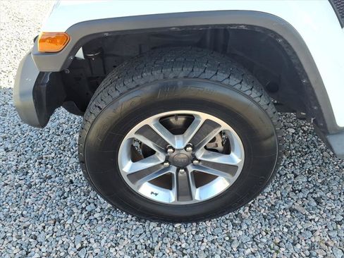 Used 2019 Jeep Wrangler Unlimited Sahara image 19