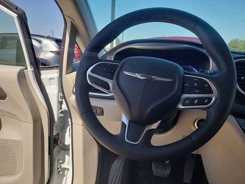 Used 2023 Chrysler Pacifica Touring-L FWD image 17