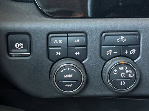 Used 2025 Chevrolet Silverado 1500 LT Trail Boss w/ Convenience Package II AWD/4WD image 39