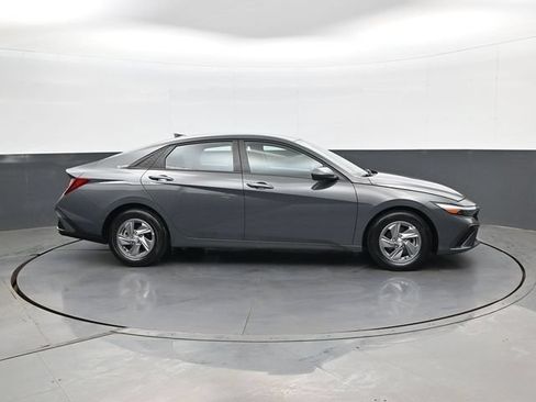 Used 2024 Hyundai Elantra SE FWD image 4