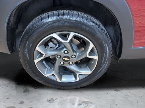 Used 2025 Chevrolet Trax LT w/ LT Convenience Package FWD image 9