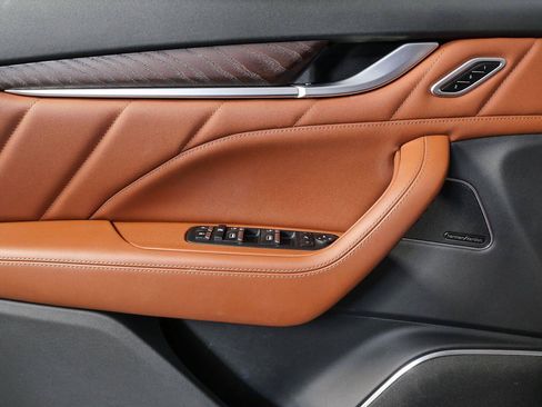 Used 2023 Maserati Levante GT AWD/4WD image 6