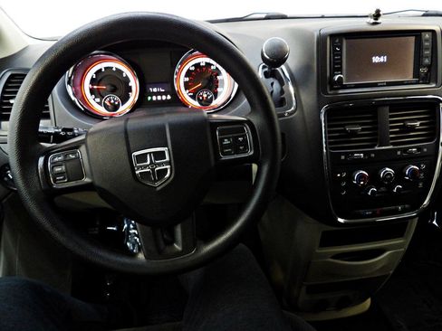 Used 2018 Dodge Grand Caravan SE w/ UConnect Hands-Free Group FWD image 16