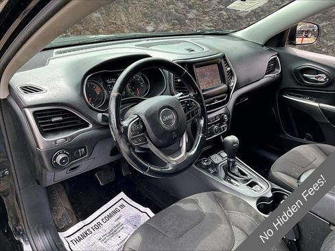 Used 2019 Jeep Cherokee Latitude w/ Cold Weather Group AWD/4WD image 12