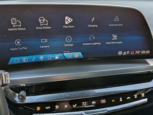 Used 2025 Cadillac Lyriq Sport image 15