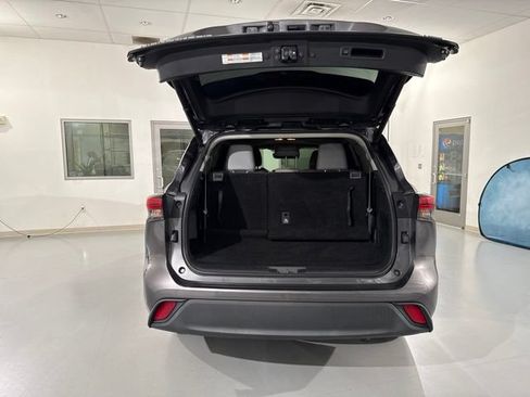Used 2021 Toyota Highlander XLE FWD image 13
