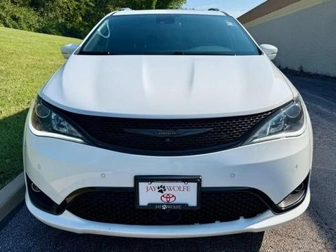 Used 2020 Chrysler Pacifica Limited w/ Advanced Safetytec Group FWD image 5