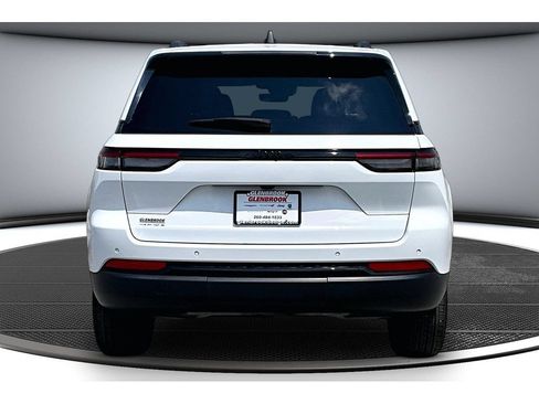 Used 2025 Jeep Grand Cherokee Altitude RWD image 6