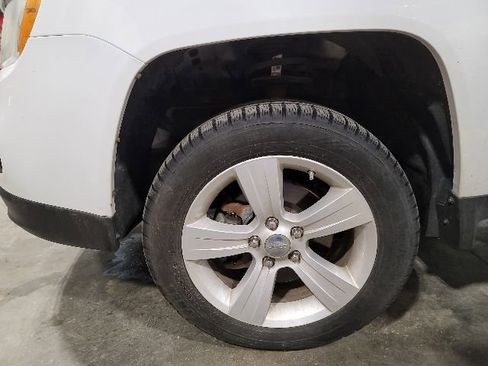 Used 2011 Jeep Compass Latitude AWD/4WD image 9