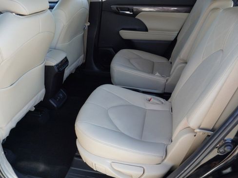 Used 2024 Toyota Highlander Platinum image 28