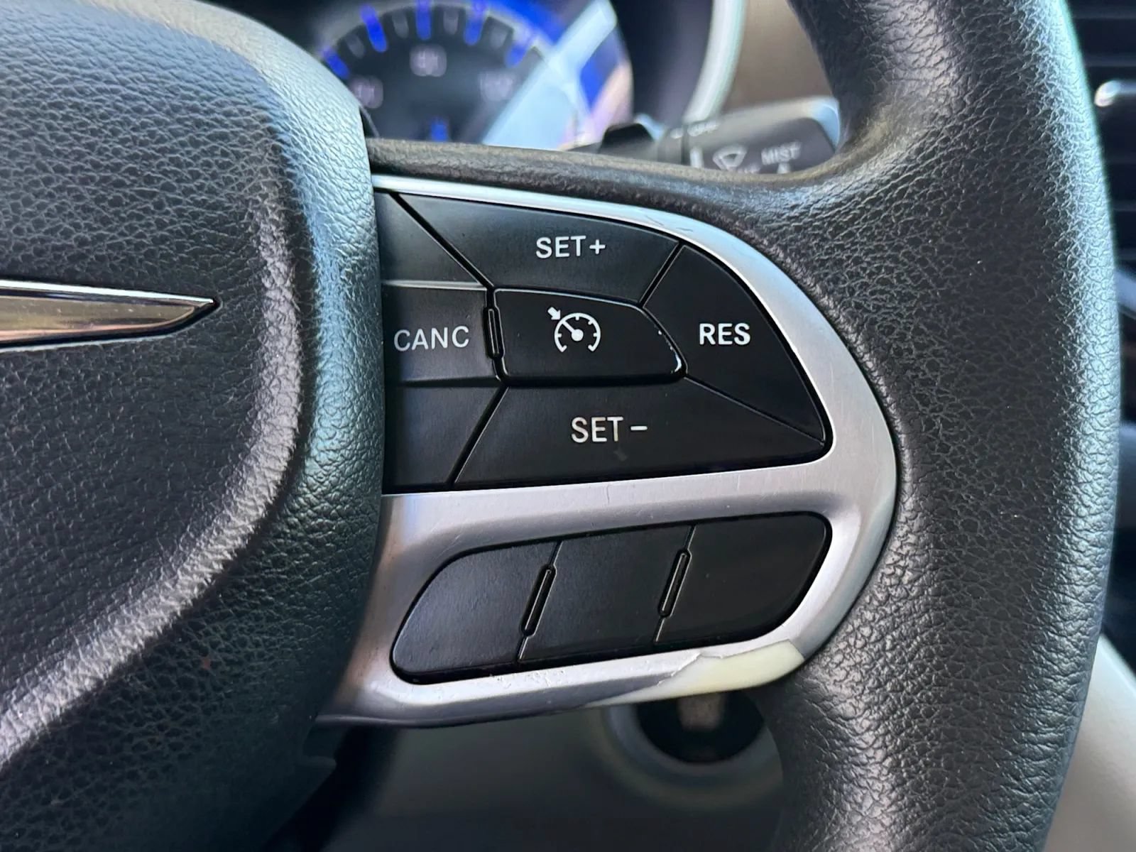 Used 2017 Chrysler Pacifica Touring FWD image 27