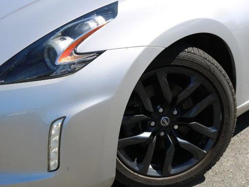 Used 2019 Nissan 370Z Coupe RWD image 4