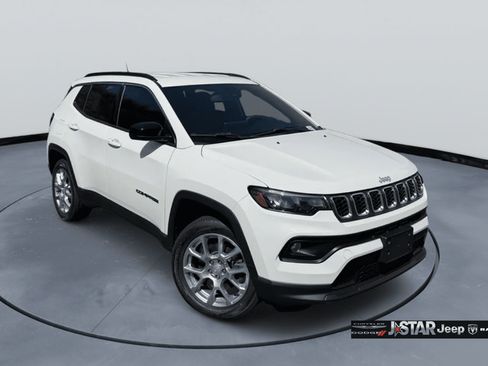 Used 2024 Jeep Compass Latitude AWD/4WD image 3