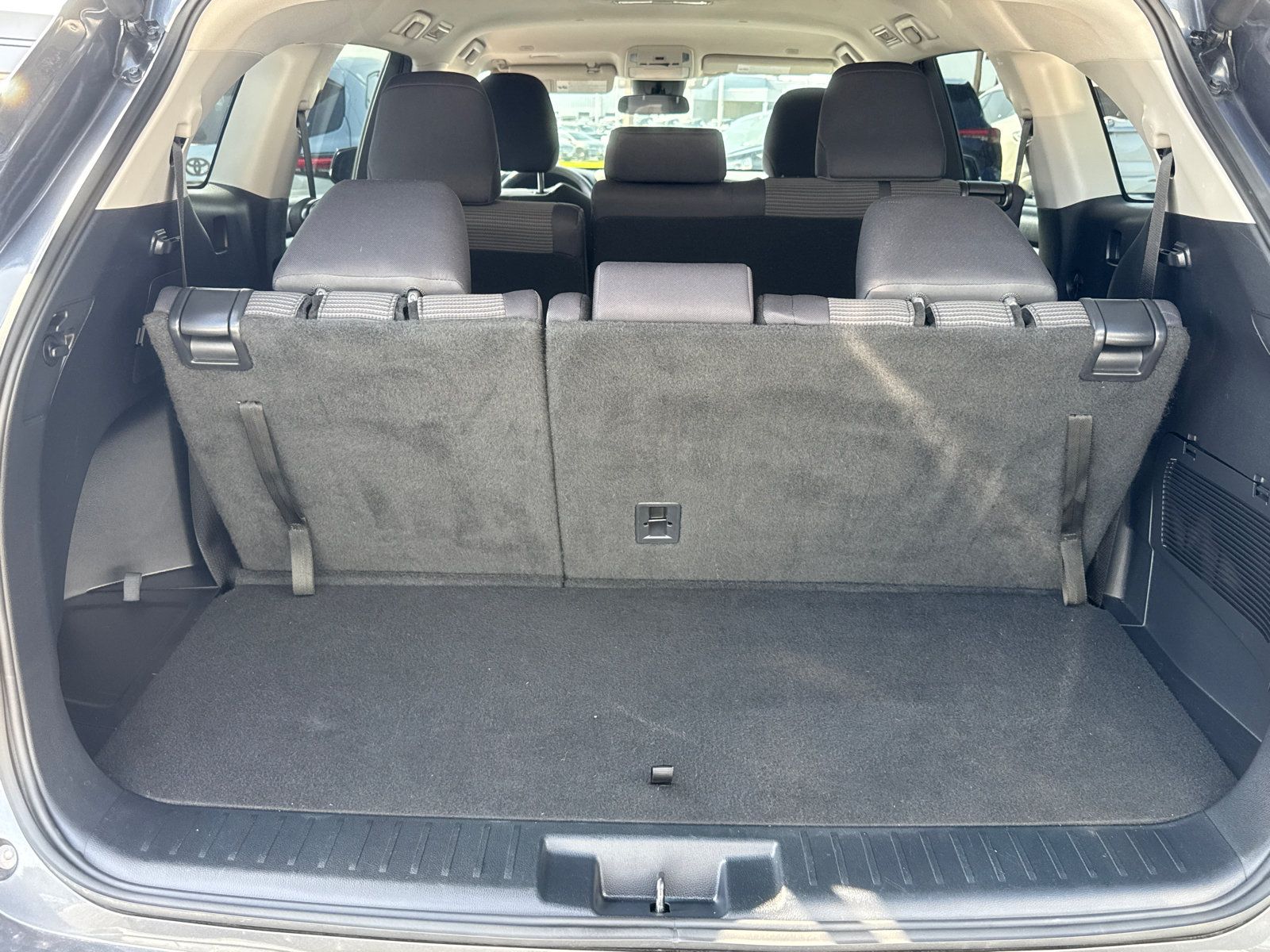 Used 2025 Toyota Highlander LE FWD image 19