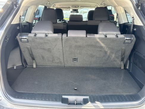 Used 2025 Toyota Highlander LE FWD image 19