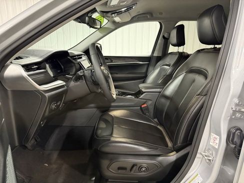 Used 2023 Jeep Grand Cherokee Limited image 9