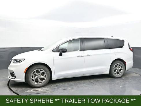 Used 2024 Chrysler Pacifica Limited w/ Trailer Tow Group image 2