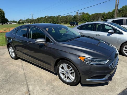 Used 2018 Ford Fusion SE w/ Fusion SE Technology Package FWD image 5