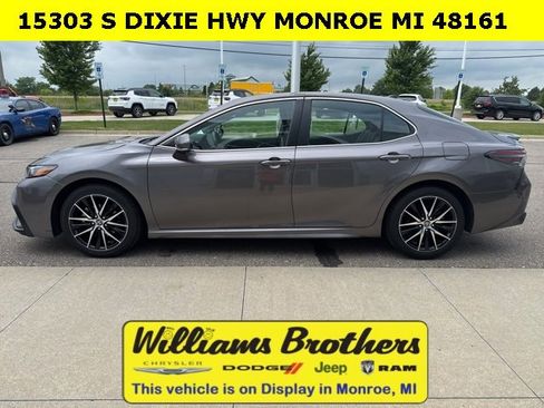 Used 2023 Toyota Camry SE image 2