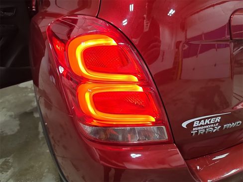 Used 2022 Chevrolet Trax LT w/ LT Convenience Package image 33