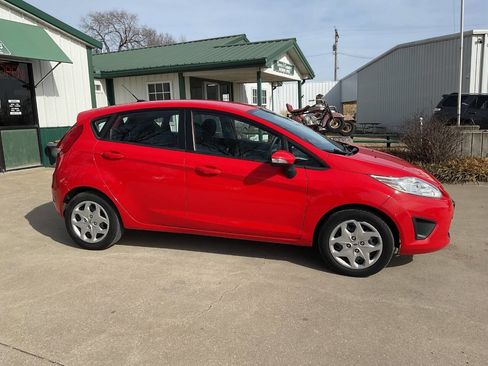 Used 2013 Ford Fiesta SE image 2