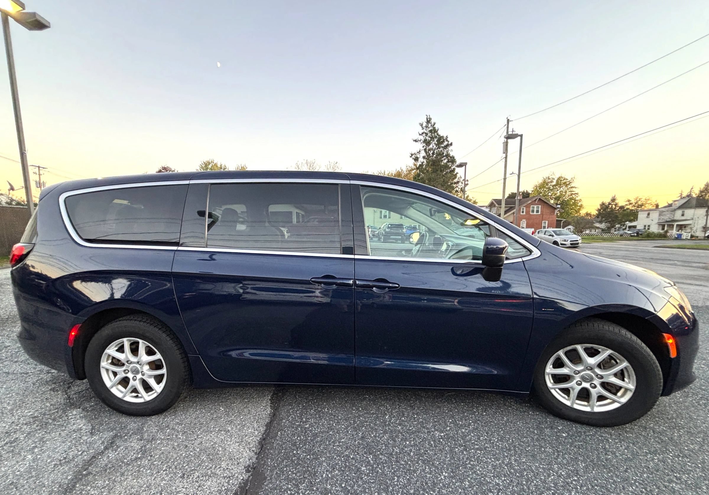 Used 2017 Chrysler Pacifica Touring FWD image 6