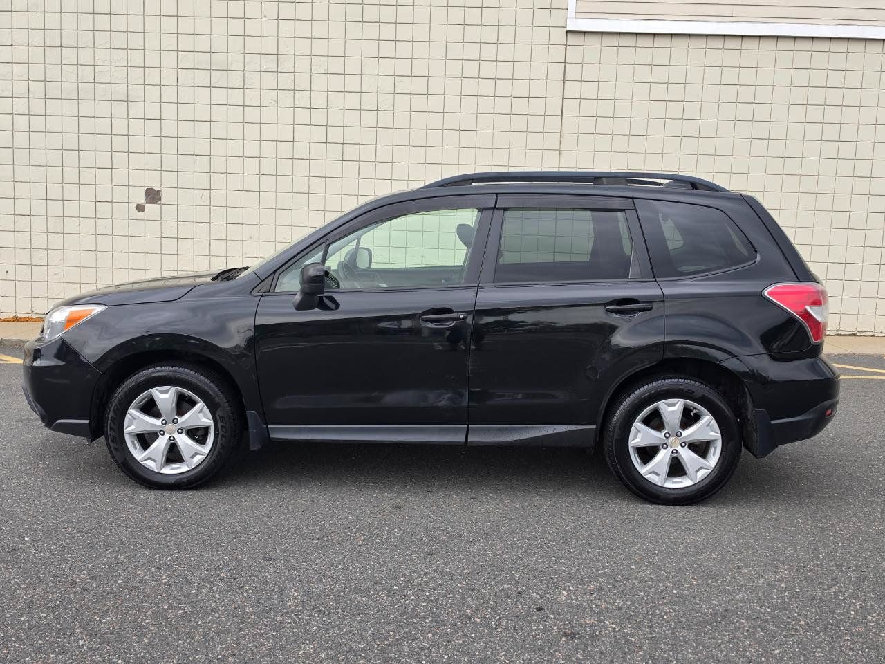 Used 2016 Subaru Forester 2.5i Premium w/ All-Weather Package AWD/4WD image 4
