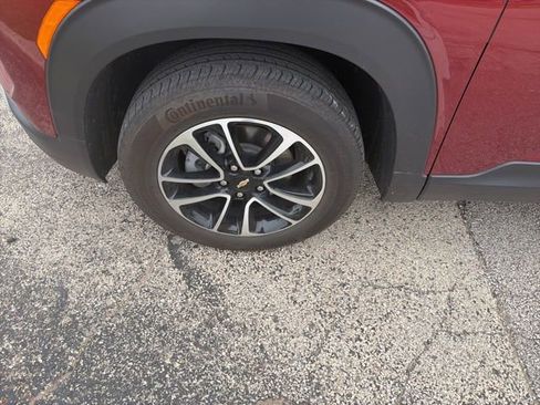 Used 2024 Chevrolet TrailBlazer LT w/ Convenience Package AWD/4WD image 3