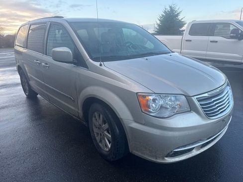 Used 2016 Chrysler Town & Country Touring image 5