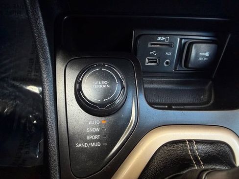 Used 2016 Jeep Cherokee Latitude w/ Comfort/Convenience Group AWD/4WD image 10
