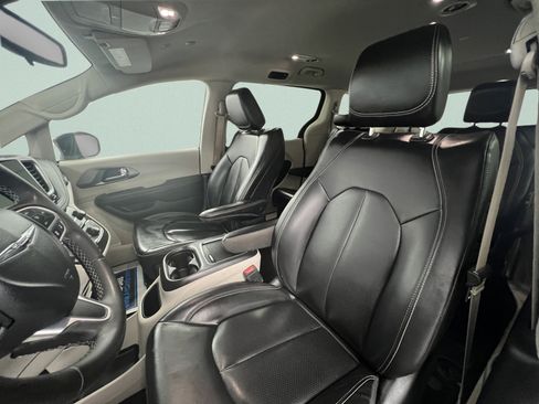 Used 2023 Chrysler Pacifica Touring-L FWD image 17