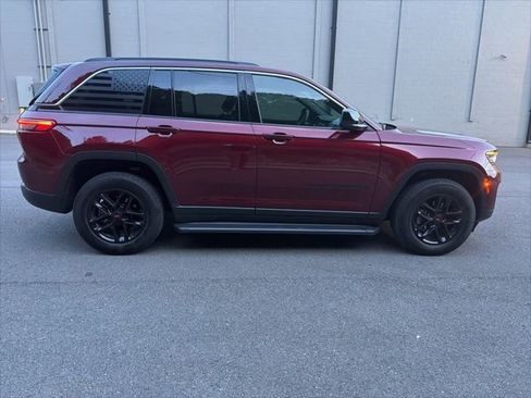 Used 2025 Jeep Grand Cherokee Laredo X w/ Luxury Tech Group I image 7