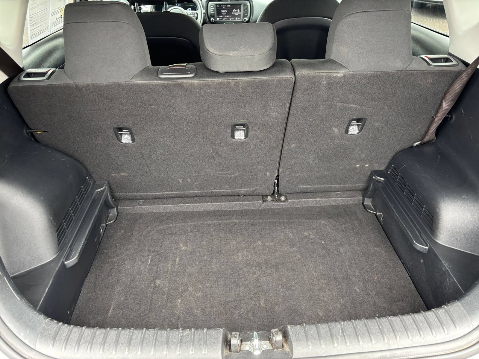 Used 2025 Kia Soul LX w/ LX Technology Package FWD image 28