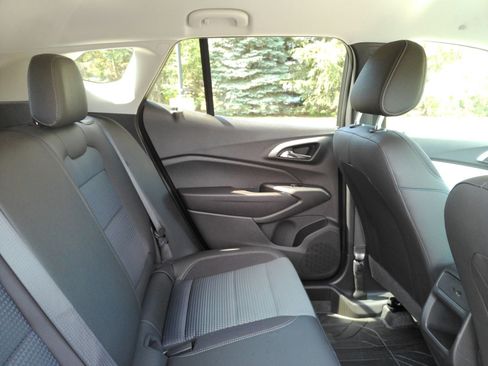 Used 2025 Chevrolet Trax LT FWD image 18
