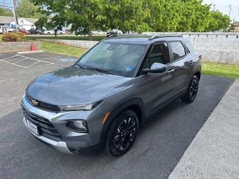 Used 2021 Chevrolet TrailBlazer LT w/ Convenience Package FWD image 2