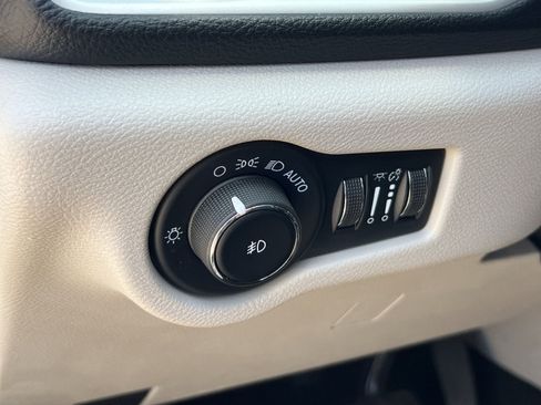 Used 2023 Chrysler Pacifica Touring-L FWD image 31