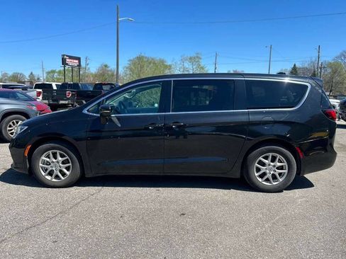 Used 2023 Chrysler Pacifica Touring-L FWD image 8