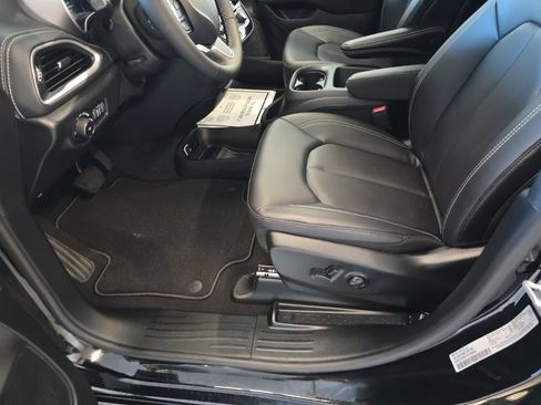 New 2026 Chrysler Pacifica Select AWD/4WD image 13