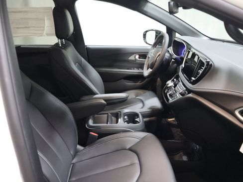 New 2027 Chrysler Pacifica Select FWD image 16