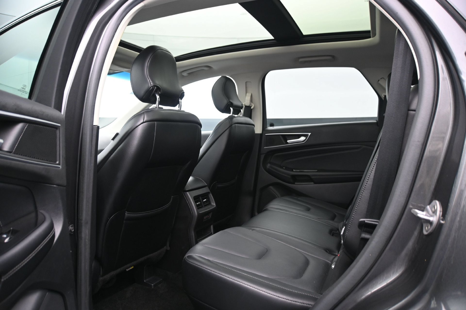 Used 2015 Ford Edge Titanium w/ Equipment Group 301A AWD/4WD image 17