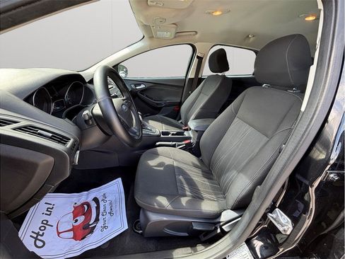 Used 2017 Ford Focus SE image 2