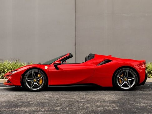 Used 2023 Ferrari SF90 Spider image 2