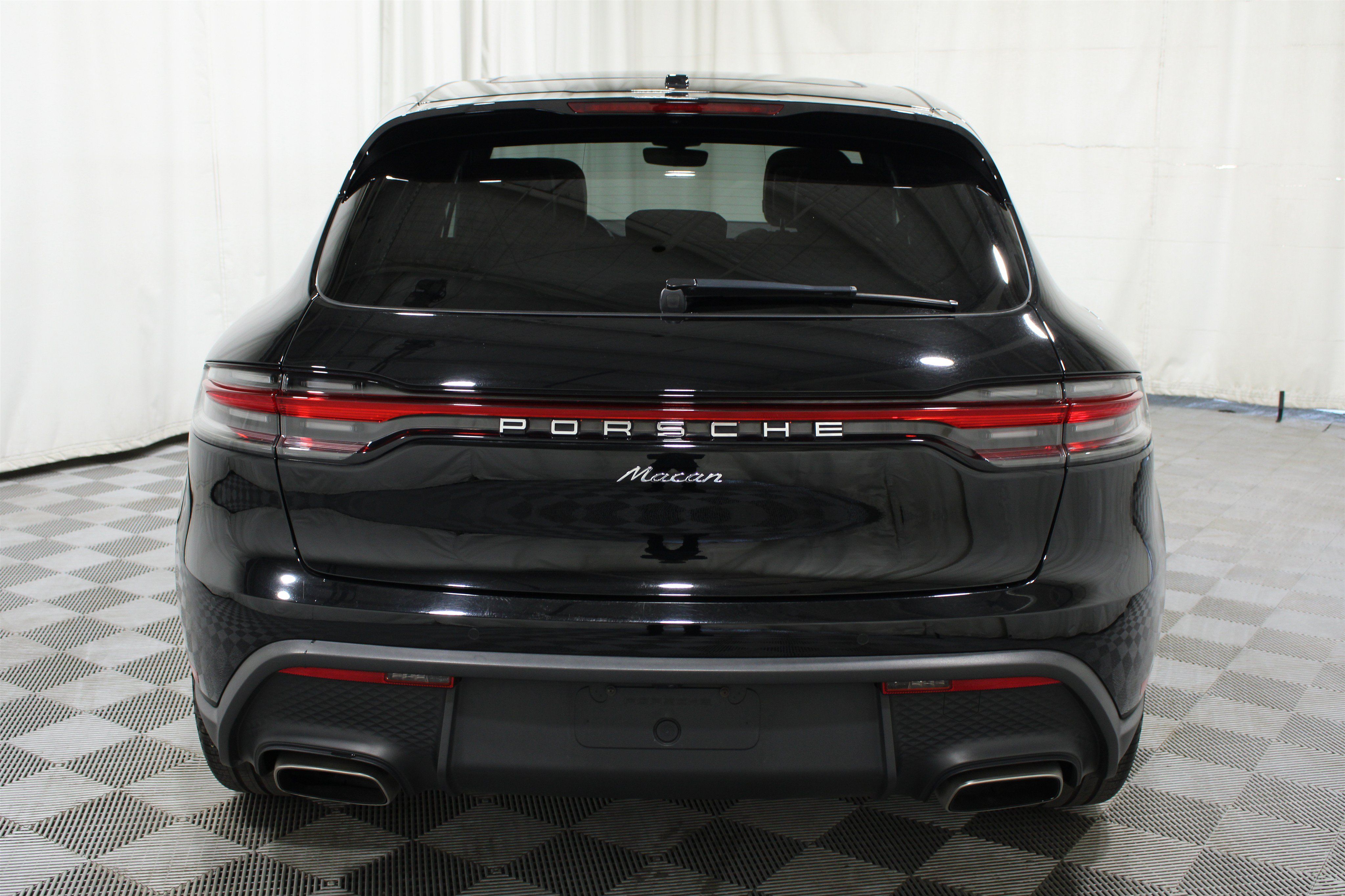 Used 2024 Porsche Macan AWD/4WD image 30