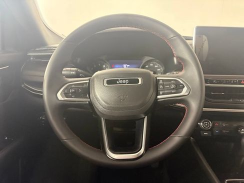 Used 2025 Jeep Compass Trailhawk w/ Trailer Tow Group AWD/4WD image 7