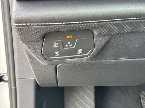 Used 2025 Volkswagen Atlas SE image 31