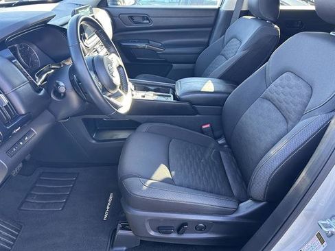 Used 2025 Nissan Pathfinder SV image 11