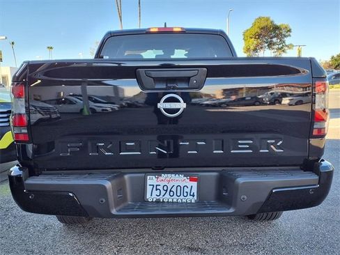 Certified 2025 Nissan Frontier SV image 19