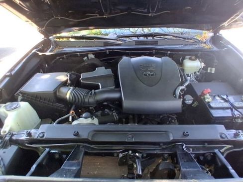 Used 2020 Toyota Tacoma TRD Off-Road w/ TRD Premium Off Road Package AWD/4WD image 4