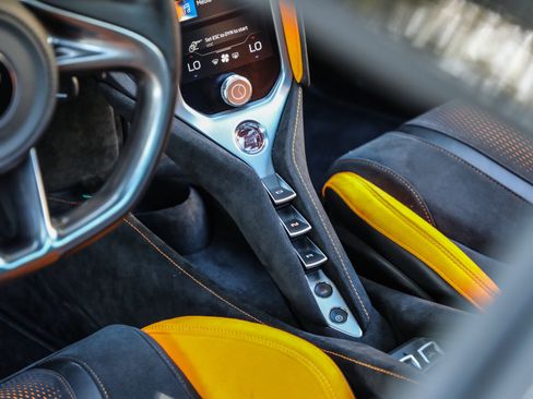 Used 2024 McLaren 750S Spider RWD image 14