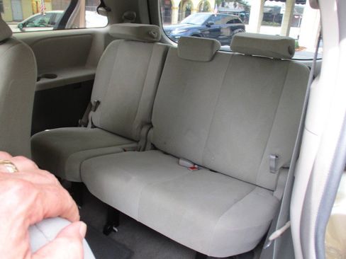 Used 2012 Toyota Sienna FWD image 18